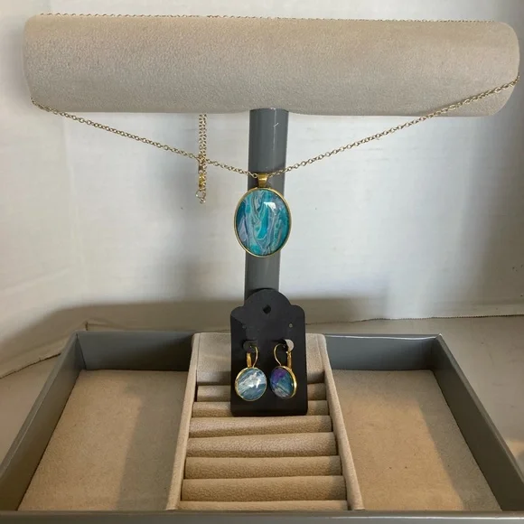 Handmade Pendant on 16” chain w/ matching earrings - Picture 4 of 9